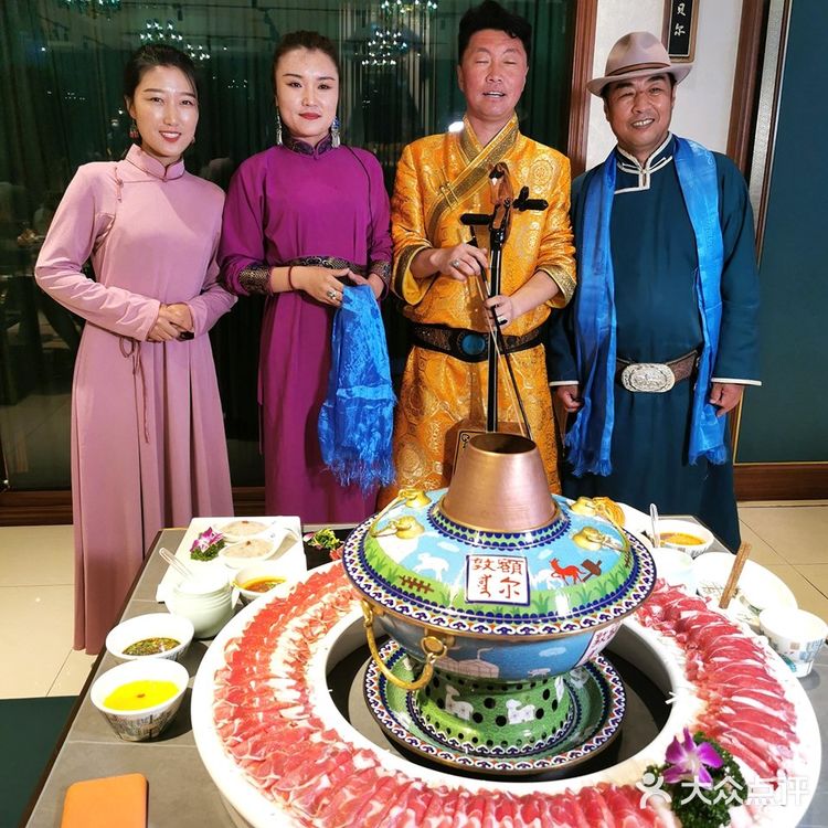网红人气羊围脖惊艳亮相 额尔敦传统涮羊肉火锅