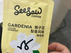 栀子花梨香拿铁-Seesaw Coffee(上生新所店)