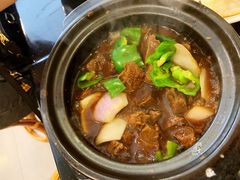 浓香牛腩砂煲米饭-卓粤拉肠(红庙店)