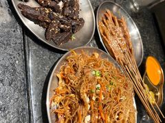 -何妹湿辣牛肉·粤式烧烤砂煲(桂雅路店)