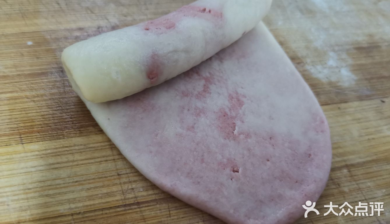 变成更长的一条，再卷起来，盖上保鲜膜