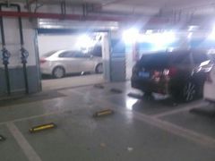 -绿地缤纷城-停车场