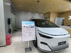 -小鹏汽车(上海静安大融城店)