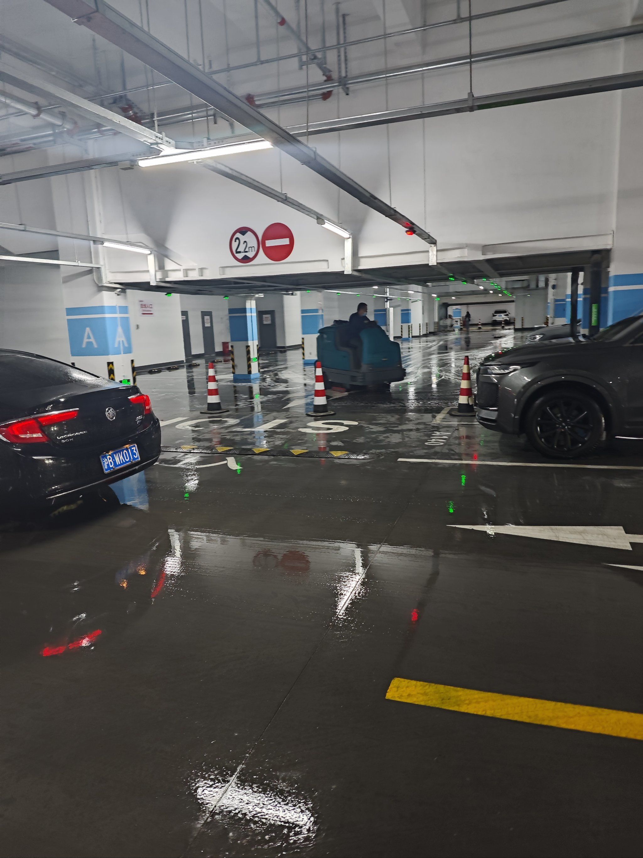 上周下雨来开市客,看到开市客在清洗停车场,是发生了什么