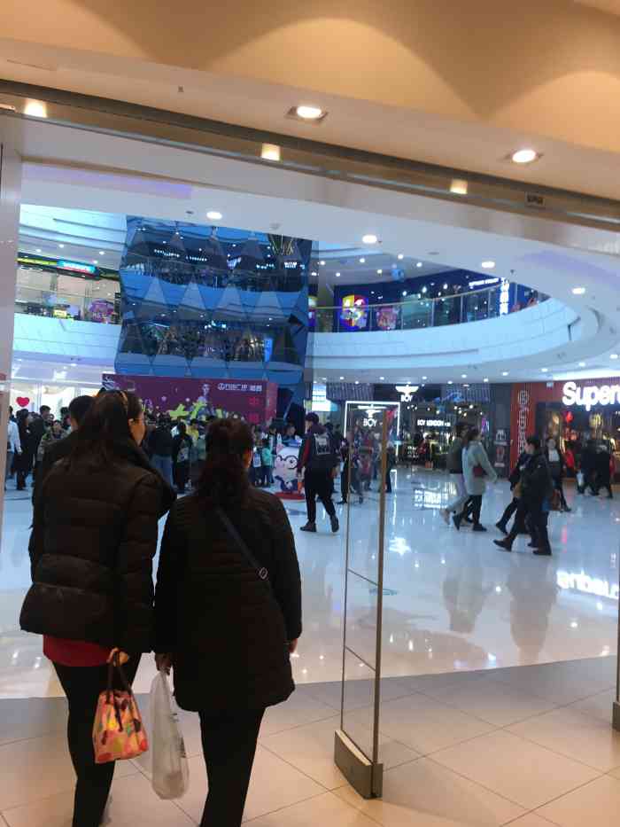 他家就在西城红场负一层超市门口,店面不大,但干干净净,逛超市顺便又