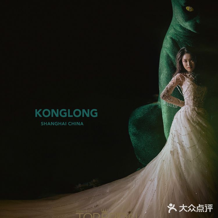 复古的香槟色立领婚纱