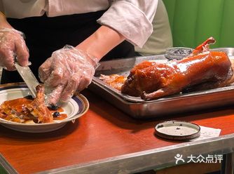 盲来了一家烤鸭店，发现有鱼子酱烤鸭