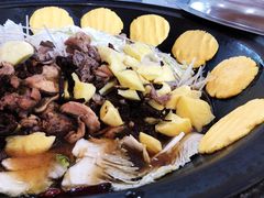小鸡炖蘑菇-粘豆包柴火铁锅炖