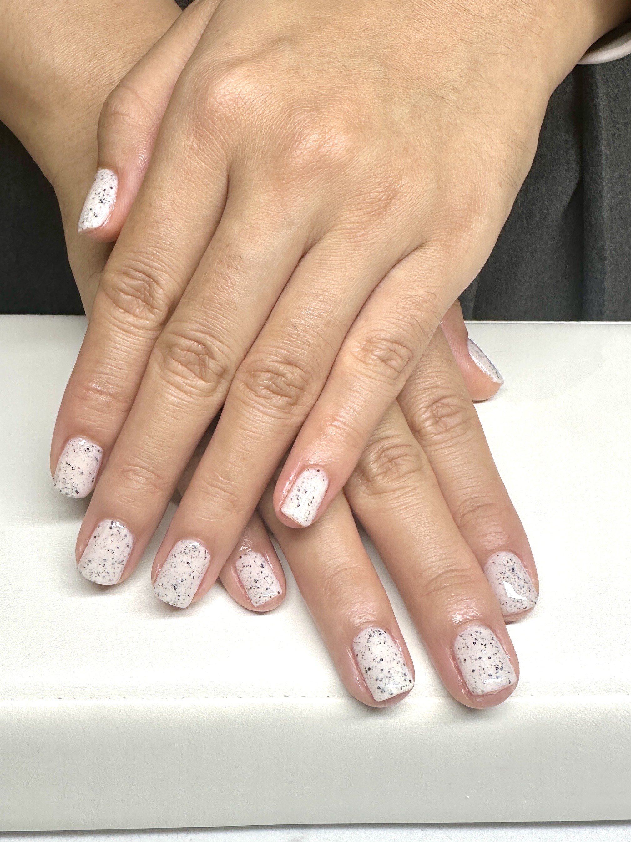 秋天的指甲是蛋壳色的