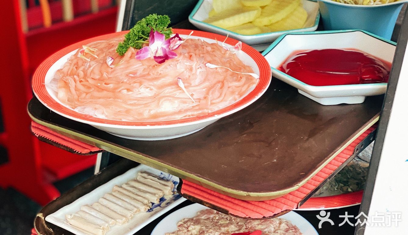  周末朋友约了去野兽花园火锅店