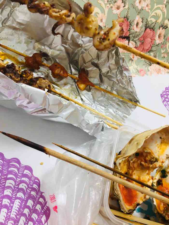 不过烧烤还是挺好吃的,晚上散步来到这里,吃火锅龙虾的有不少人.