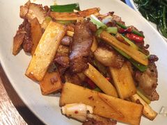 云南腊肉炒香笋-云海肴·汽锅鸡·云南菜(天山百盛优客店)