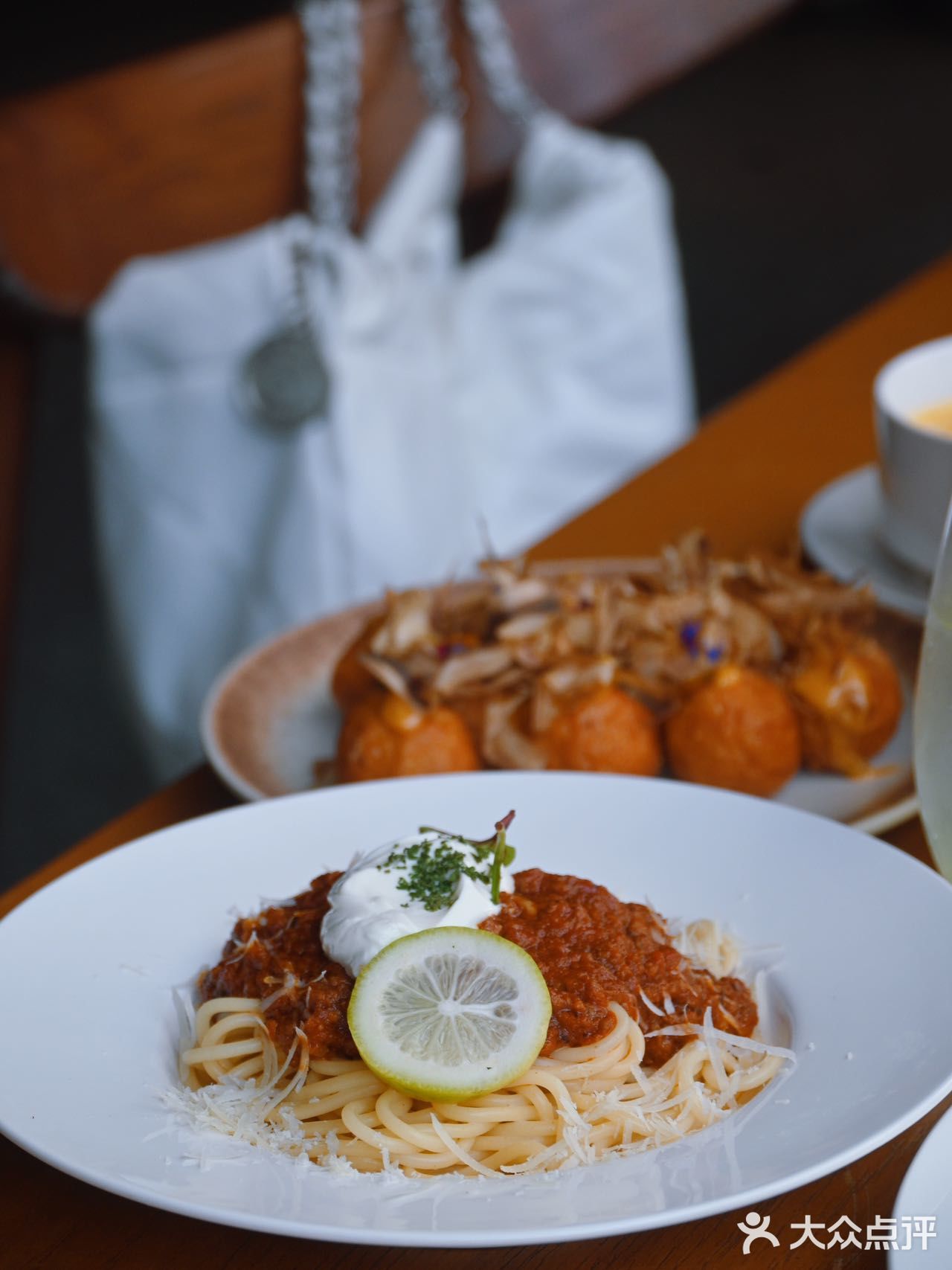 和闺蜜是下午去的，点了咖啡️、气泡水和西餐