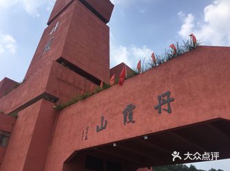 要靠手腳攀爬才能走上去。走走停停，輾轉來到細米寨