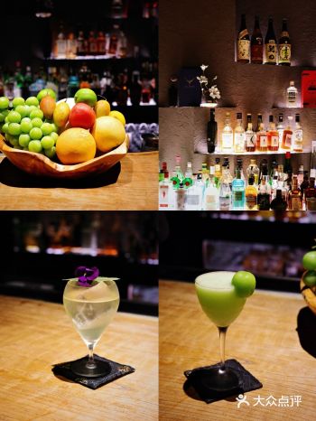 吧台是大大的长木，桌上展示了一大盘新鲜水果