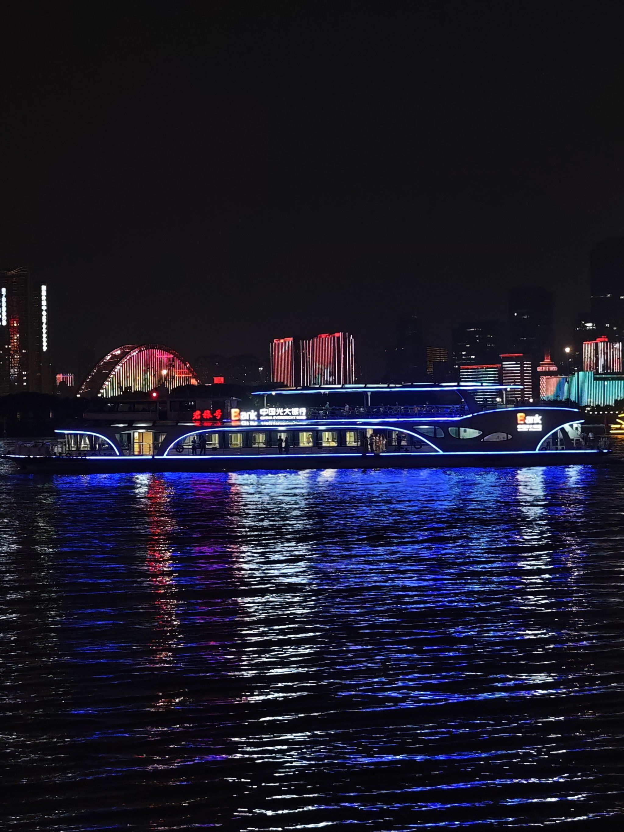 夜幕中的晴川桥和武汉江滩