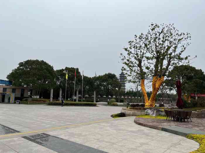 上海海湾寝园有限公司"清明踏青扫墓.整个园区宽敞大气,绿树花.