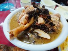 柴鸡炖松蘑-北京龙庆四季香农家饭庄·灶台鱼·碳烤虹鳟鱼(龙庆峡店)