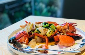 Lobster Stir-fried with White Rice Cake