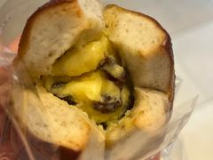 提子奶酥碱水球-一方麦浪·BreadSolo法式烘焙(丽江店)