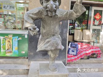 牛肉面馆是最好的选择，面馆一般营业时间长