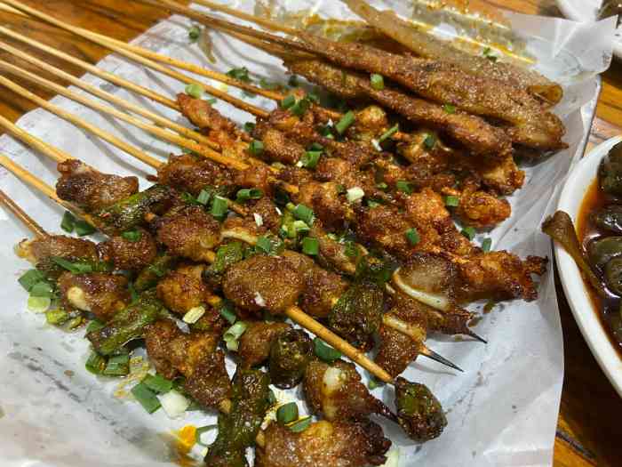 乐至小杨烧烤(和美东路店)-"位置就在路边,比较显眼,他们家的生意比较