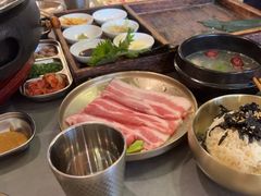 -围炉肉舍•炭烤活鳗•丹东海鲜烤肉(步行街店)