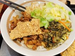 脆香大鸡腿卤肉饭便当-永和大王(中关二店)