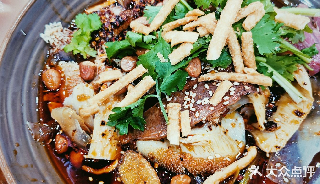 成都老牌苍蝇馆子代表之一，正餐宵夜都🉑，藕汤我能干三碗！