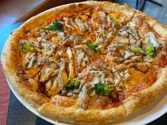 香烤鸡肉比萨配香葱及西兰花-WOLFGANG PUCK KITCHEN & BAR(迪士尼小镇店)