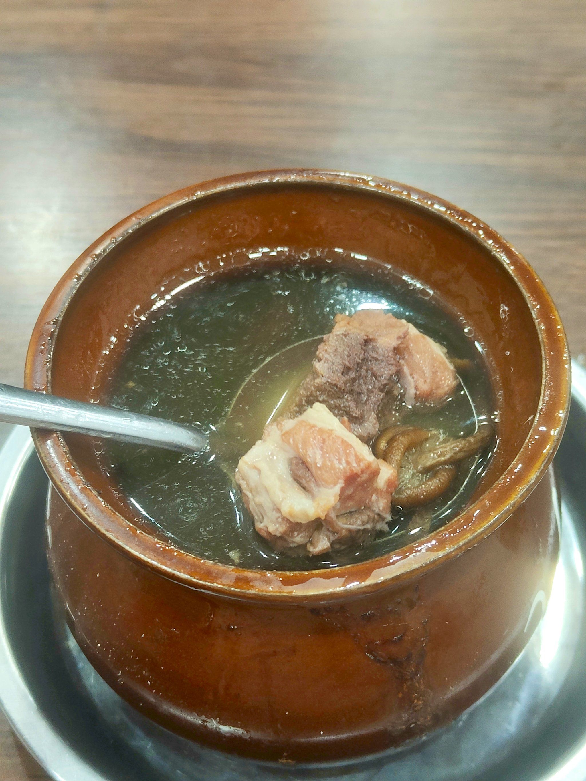 n
瓦罐汤🥘:点了一份茶树菇排骨汤,排骨挺多的,骨头都已经被炖