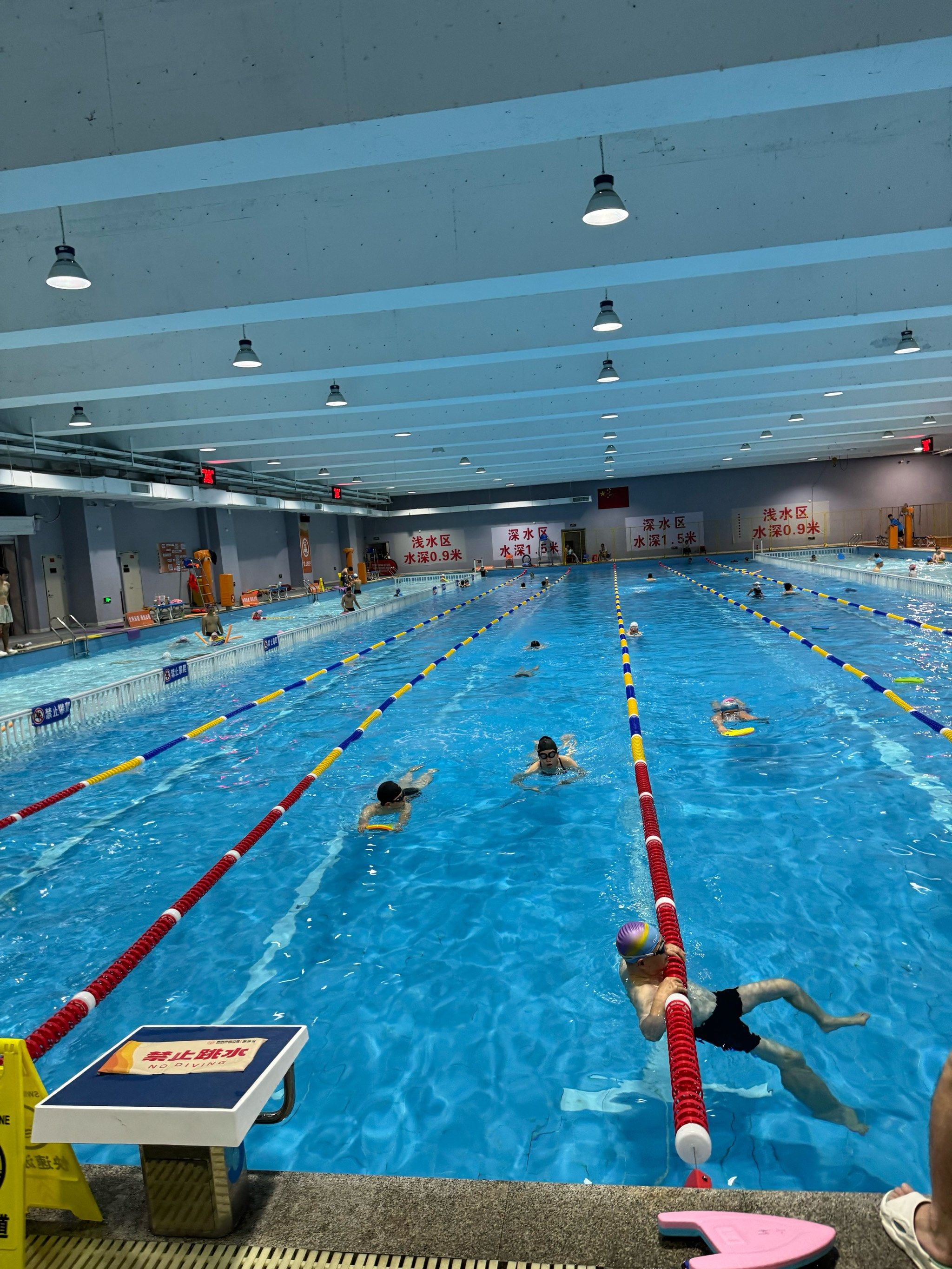 这家游泳池设施完善,水质清澈,环境整洁