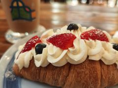 草莓牛角包-西关84·History·Art·Cafe