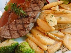 -Chom Cafe and Restaurant