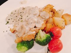 香煎鸡排配蘑菇酱-斯比特花园西餐厅(东方商厦店)