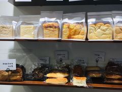 面包甜点陈列柜-雀食面包店(钟楼店)