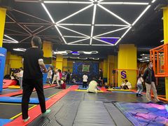 -爱蹦iBOON蹦床运动馆(江汉店)
