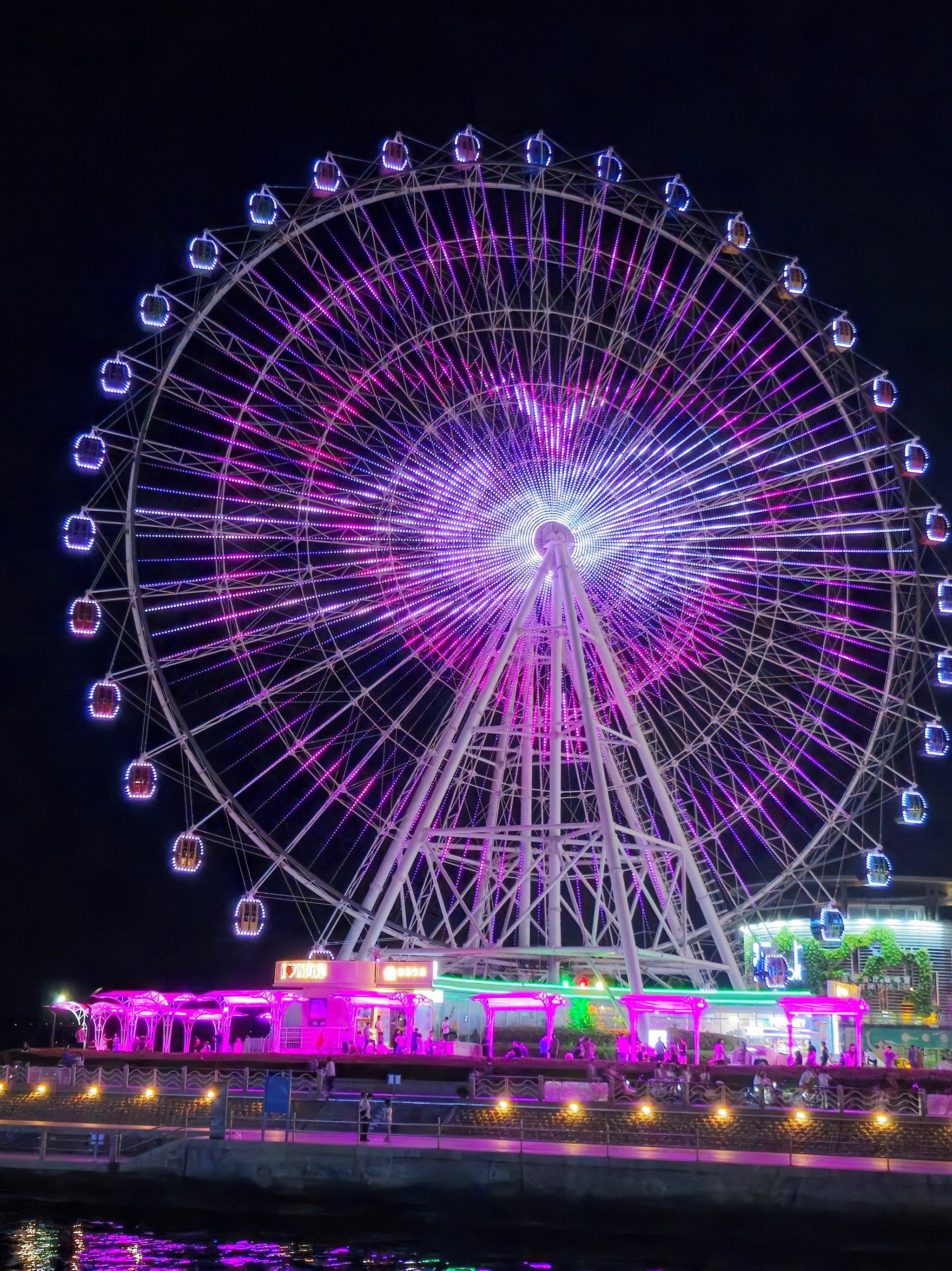 青岛唯美紫色梦幻摩天轮🎡,很适合带着爱人前来打卡,摩天轮下就是