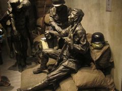 救护伤员（雕塑群）-上海四行仓库抗战纪念馆