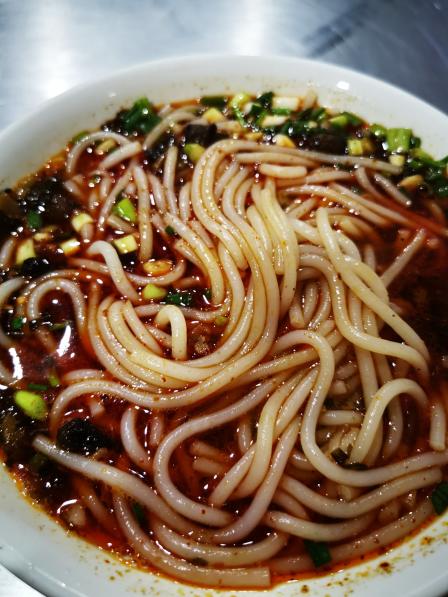 0 一个非常不起眼的小店,里外加起来大概不超过10平方,烤豆腐,米线,卷