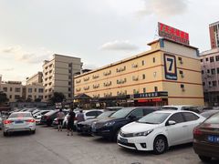 超大露天停车场-皮记海鲜1995(寮步店)