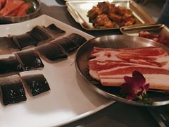 -围炉肉舍•炭烤活鳗•丹东海鲜烤肉(步行街店)