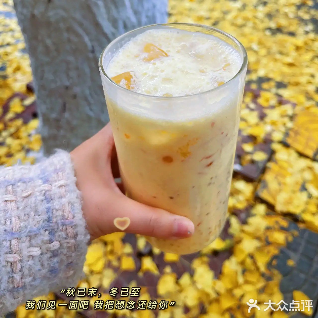 我们点了一个九宫格里面有 芝士麻薯盘挞，芋泥蛋糕