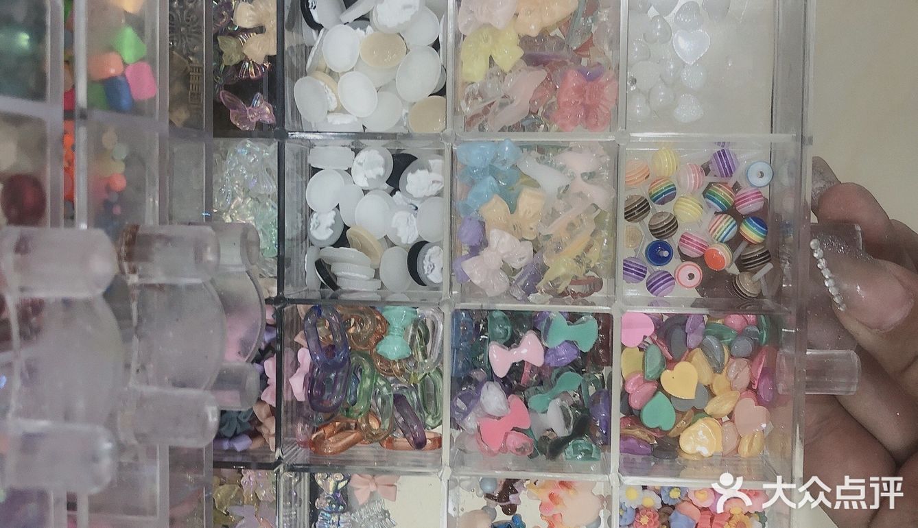 店里的小姐姐还特别热情，零食随便吃