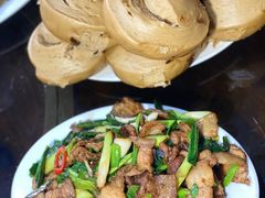 红糖馒头配秘制回锅肉-凯华海鲜火锅·传承三十六年