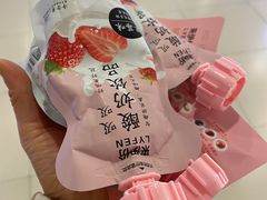 草莓味酸奶饮品-来伊份(瑞虹天地瑞虹坊店)
