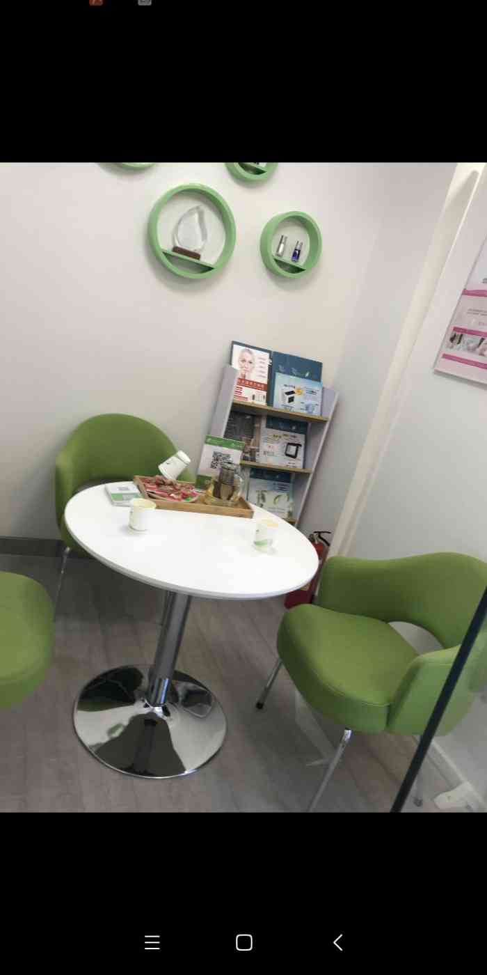 iconic爱康丽美研(燕南店)-"在附近吃东西.和朋友一起过来坐了脸.