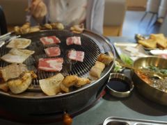 -围炉肉舍•炭烤活鳗•丹东海鲜烤肉(步行街店)