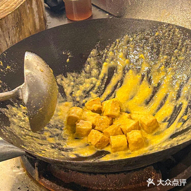 汕头的汕头的裹满咸蛋黄的豆干外酥里嫩！