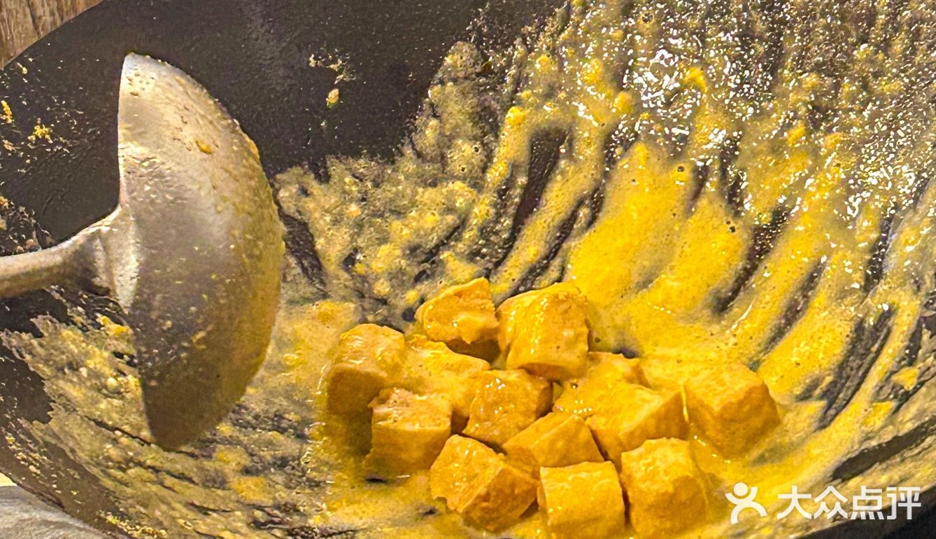 汕头的汕头的裹满咸蛋黄的豆干外酥里嫩！